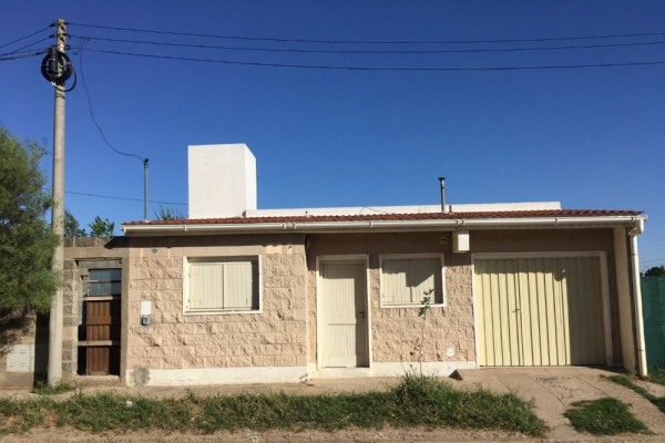 CASA EN VENTA. Santa Cruz esq. Pueyrredon